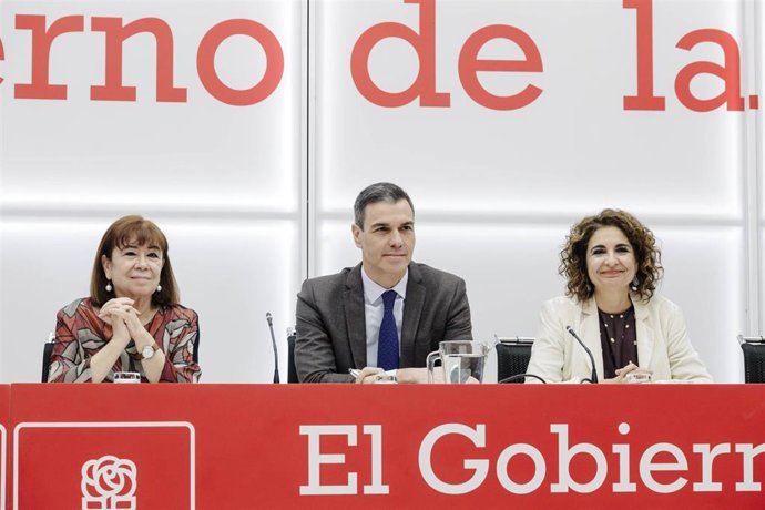 (I-D) La presidenta del PSOE, Cristina Narbona; el secretario general del PSOE y presidente del Gobierno, Pedro Sánchez, y la ministra de Hacienda y Función Pública, María Jesús Montero, durante la reunión de la Comisión Ejecutiva Federal en Ferraz.