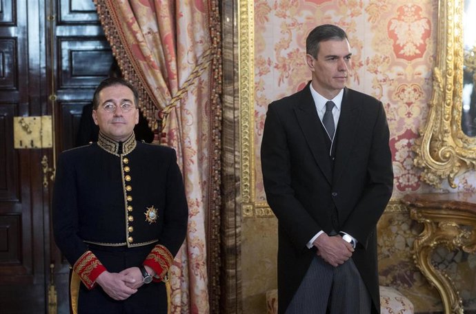 El presidente del Gobierno, Pedro Sánchez, y el ministro de Asuntos Exteriores, Unión Europea y Cooperación, José Manuel Albares, durante la recepción al cuerpo diplomático acreditado en España.