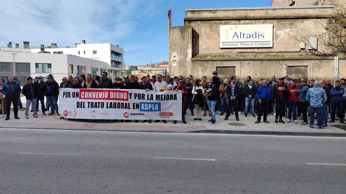 La plantilla de Aspla se concentra frente al Parlamento de Cantabria.