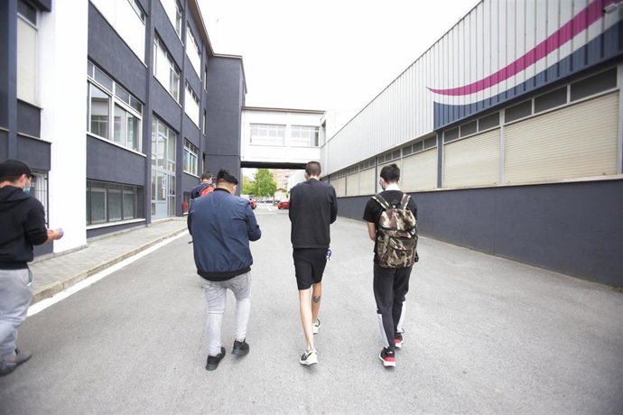 Archivo - Alumnos en un centro educativo de Vitoria