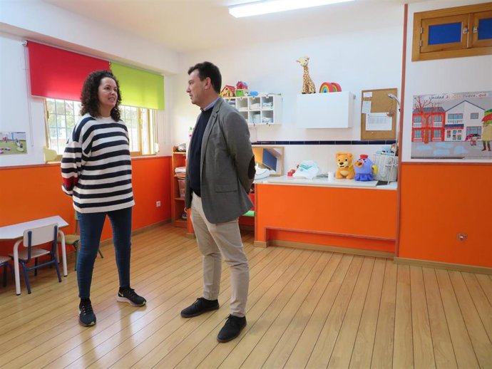 El delegado de Empleo, Empresa y Trabajo Autónomo de la Junta en Huelva, Alberto Santana, durante su visita al centro 'Garabatos' de la capital.