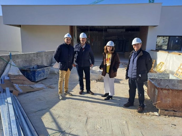 La delegada de Salud y Consumo, María Jesús Botella, visita las obras del futuro centro de salud de Montoro.
