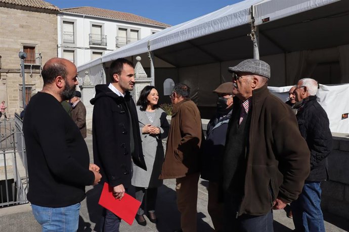 Crespín (centro) y Reyes (2 izda.) hablan con un grupo de jarotes en Villanueva de Córdoba.