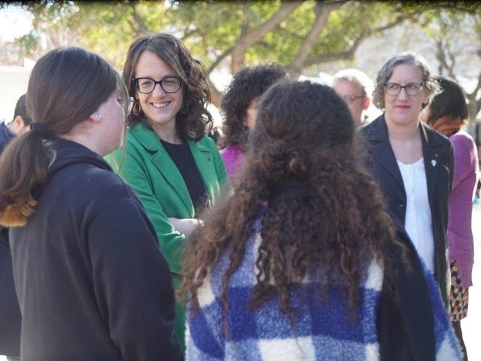 En el centro, la consellera Tnia Verge