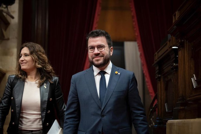 La consellera de la Presidencia, Laura Vilagr y el presidente de la Generalitat, Pere Aragons, llegan a una sesión de control en el Parlament de Catalunya, a 8 de febrero de 2023, en Barcelona, Catalunya (España). Durante el pleno, se debate una propo