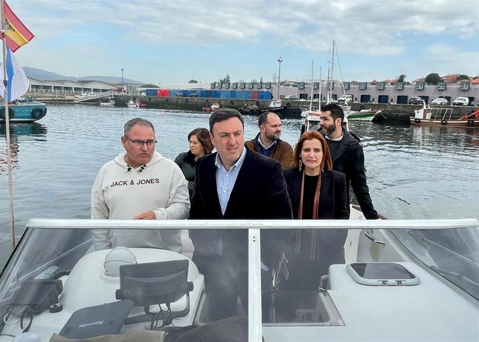 El secretario xeral del PSdeG-PSOE, Valentín González Formoso, durante una visita a Rianxo para reunirse con el sector de marisqueo a pie.