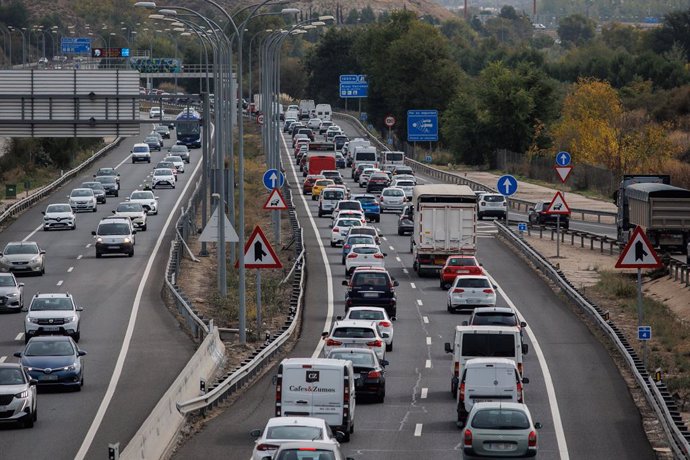 Archivo - Atasco en la autovía A-3 durante la operación salida por el puente de Todos los Santos, a 28 de octubre de 2022, en Madrid (España). La Dirección General de Tráfico (DGT) pone en marcha desde las 15.00 horas de hoy y hasta las 24.00 horas del 