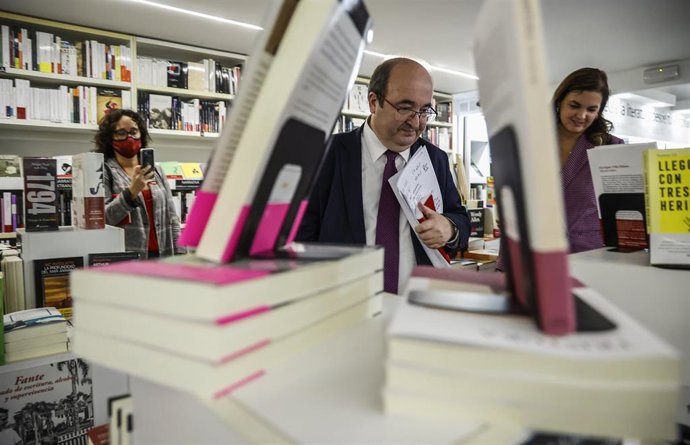 Archivo - El ministro de Cultura, Miquel Iceta, en la librería Ramón Llull en imagen de archivo