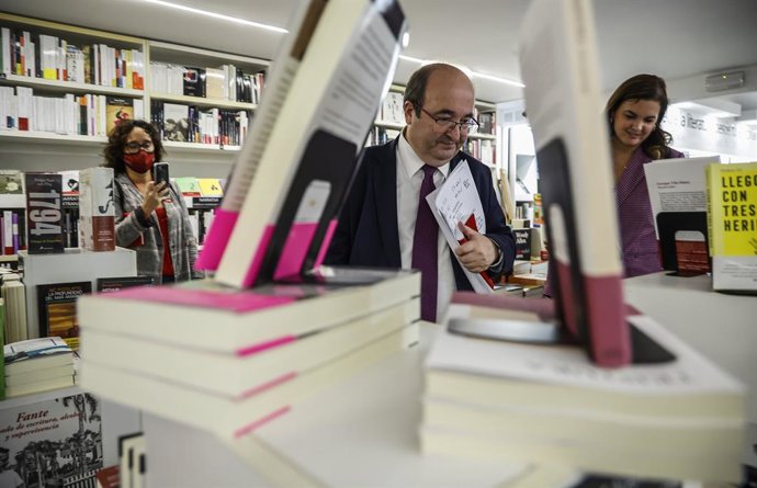 Archivo - El ministro de Cultura, Miquel Iceta, en la librería Ramón Llull en imagen de archivo