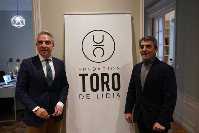 El coordinador general del PP, Elías Bendodo, se reúne con el presidente y el director de la undación del Toro de Lidia, Victorino Martín y Borja Cardelús. En Madrid, 13 de febrero de 2023.