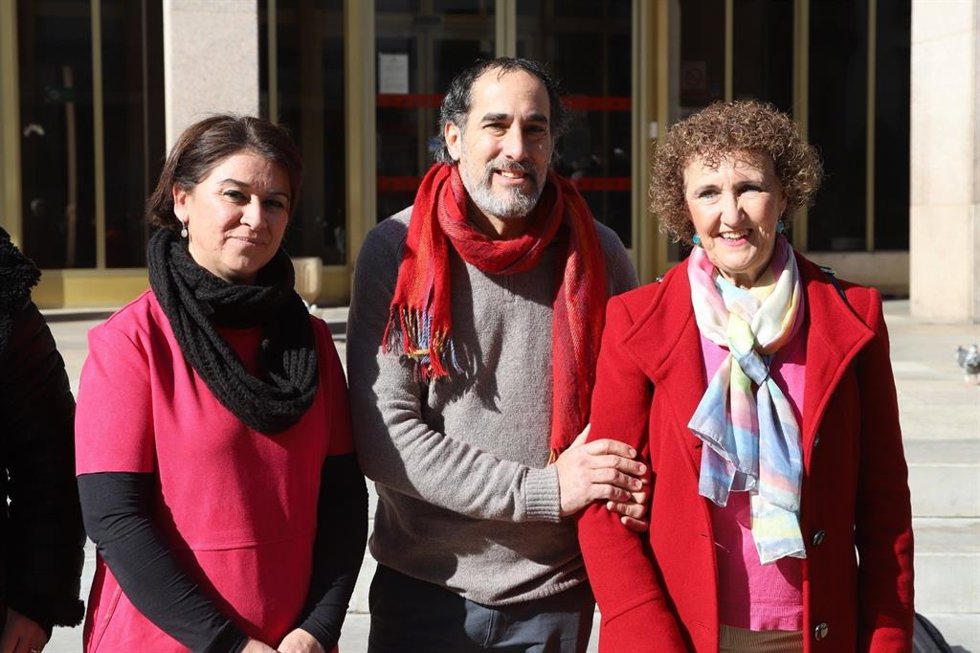 Juan Hidalgo, entre Irene Ruiz y Carmen García.