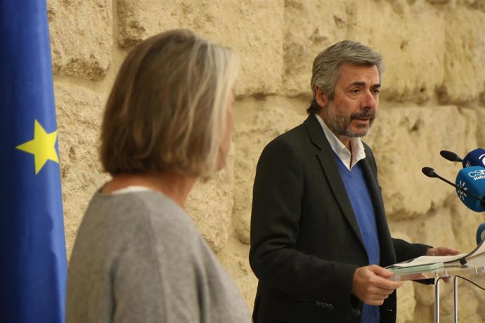 Miguel Ángel Torrico con Isabel Albás.