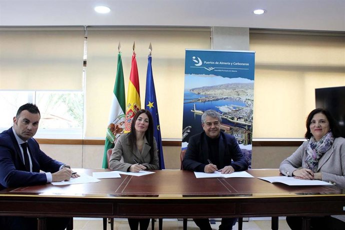 Firma del convenio en la UAL