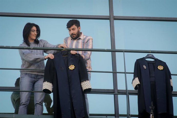 Dos letrados de la Administración de Justicia de Lugo cuelgan sus togas durante una hora, en los Juzgados de Lugo.