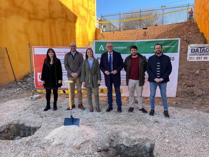 La delegada de Fomento, Articulación del Territorio y Vivienda de la Junta, Cristina Casanueva (tercera por la izda.), en su visita a Carcabuey.