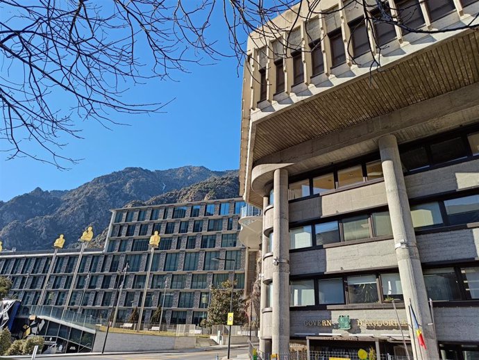 El Consell General, a la izquierda, y el edificio administrativo de Govern, a la derecha.