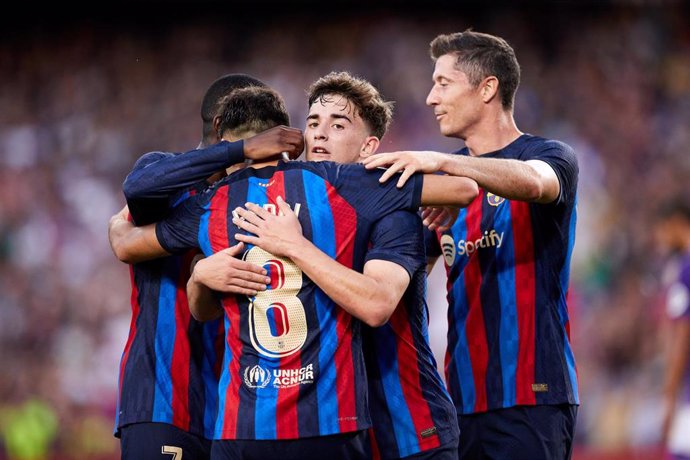 Archivo - Gavi abraza a Pedri tras un gol del FC Barcelona