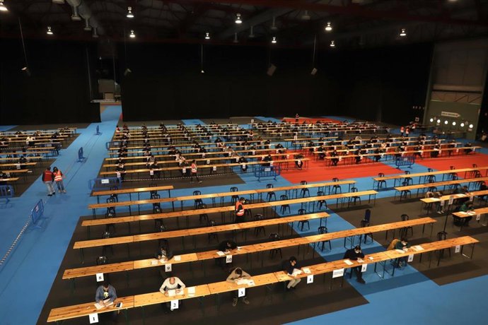 Archivo - Celebración de un examen de un proceso selectivo. Foto de archivo.