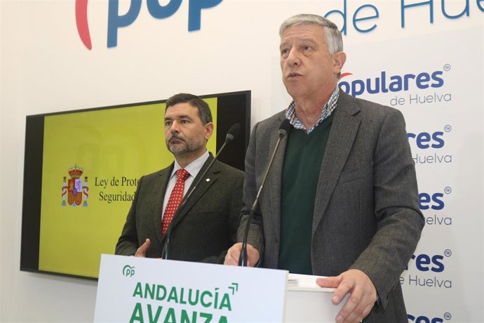 El diputado nacional del PP, Carmelo Romero, y el senador, José Enrique Sánchez, en rueda de prensa.