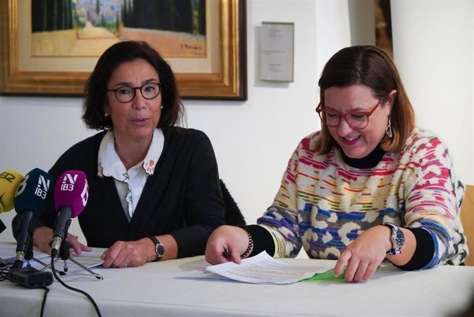 Archivo - (De Izquierda A Derecha) La Directora Del Museo De Mallorca, Maria Grcia, Y La Vicepresidenta Primera Y Consellera De Cultura, Patrimonio Y Política Lingüística Del Consell De Mallorca, Bel Busquets