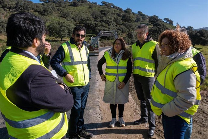 La presidenta de la Diputación, María Eugenia Limón, en su visita a las obras.