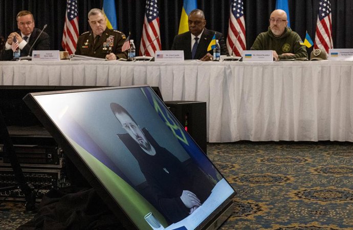 FILED - 20 January 2023, Rhineland-Palatinate, Ramstein: Ukrainian President Volodymyr Zelensky (on screen) delivers his speech during the Ukraine Defence Contact Group meeting at the US Ramstein Airbase. Photo: Hannes P. Albert/dpa