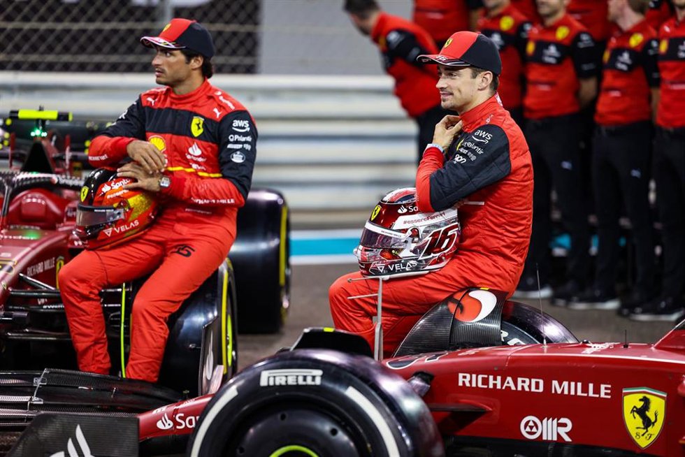 Archivo - Carlos Sainz y Charles Leclerc antes del Gran Premio de Abu Dabi 2022