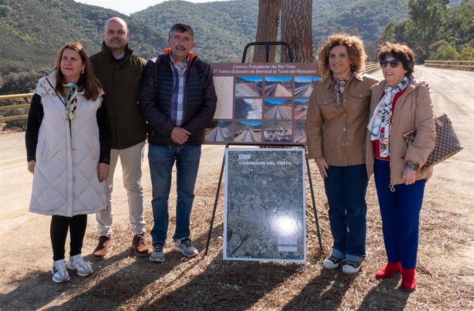 La presidenta de la Diputación de Huelva, María Eugenia Limón, acompañada por la alcaldesa de Berrocal, Francisca García, y por el alcalde de Zalamea la Real, Diego Rodríguez, ha visitado el nuevo tramo de la Ruta Natural del Río Tinto.