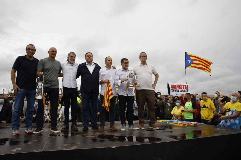 Independentistas catalanes posan tras salir de la prisión de Lledoners