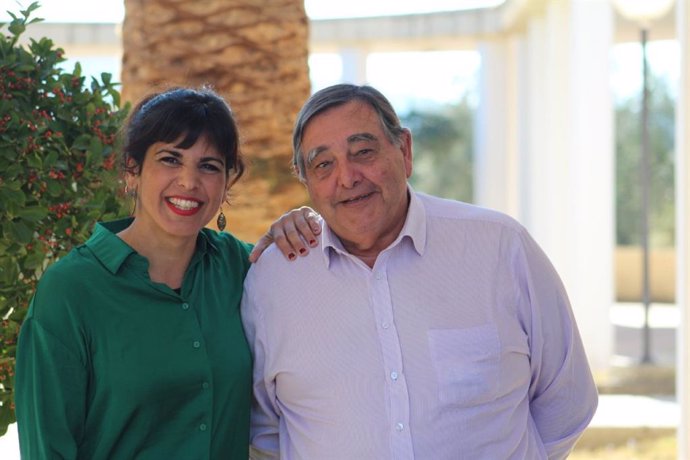 La portavoz nacional de Adelante Andalucía, Teresa Rodríguez, junto al candidato a la Alcaldía de Algeciras, Rafael Fenoy