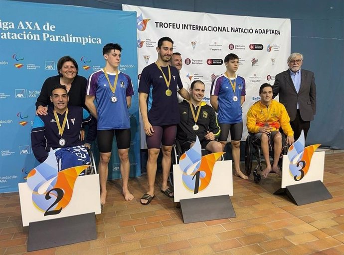 Toni Ponce (centro) en el podio de la primera prueba de la II Liga AXA de Natación Paralímpica