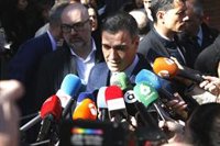 Sánchez se reúne en Parla con dos jóvenes preceptores del SMI en la víspera de que el Gobierno lo aumente a 1080 euros