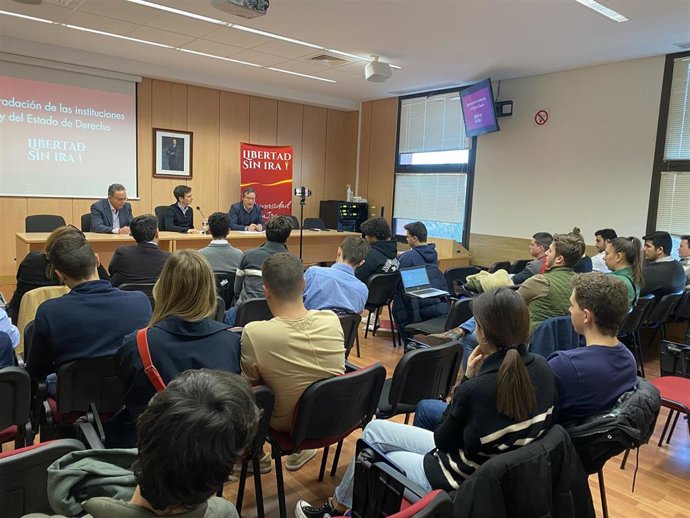 El secretario general del PP de Madrid, Alfonso Serrano, en un debate organizado por la asociación Libertad sin Ira en la Facultad de Derecho de la Universidad Autónoma de Madrid