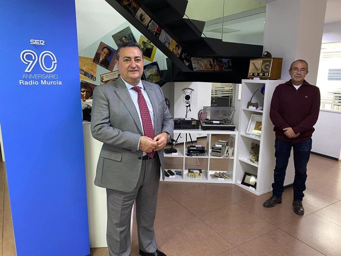 El director regional de la Cadena SER, Domingo Camacho, en la exposición de material de Radio Murcia en su 90 aniversario