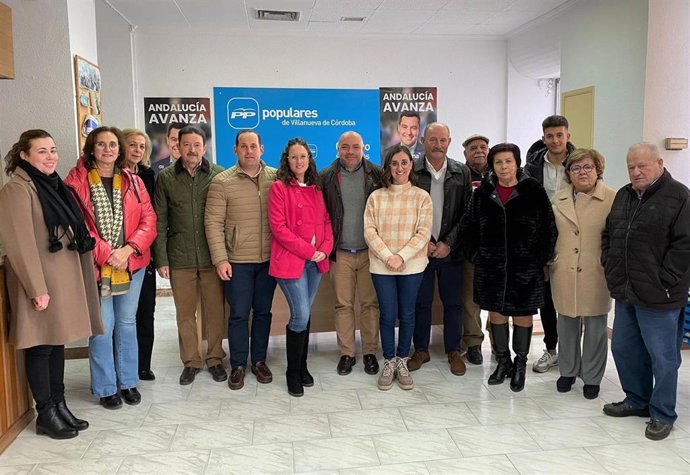 El alcalde de Villanueva de Córdoba, Gabriel Duque (en el centro), junto a representantes del PP en el municipio.