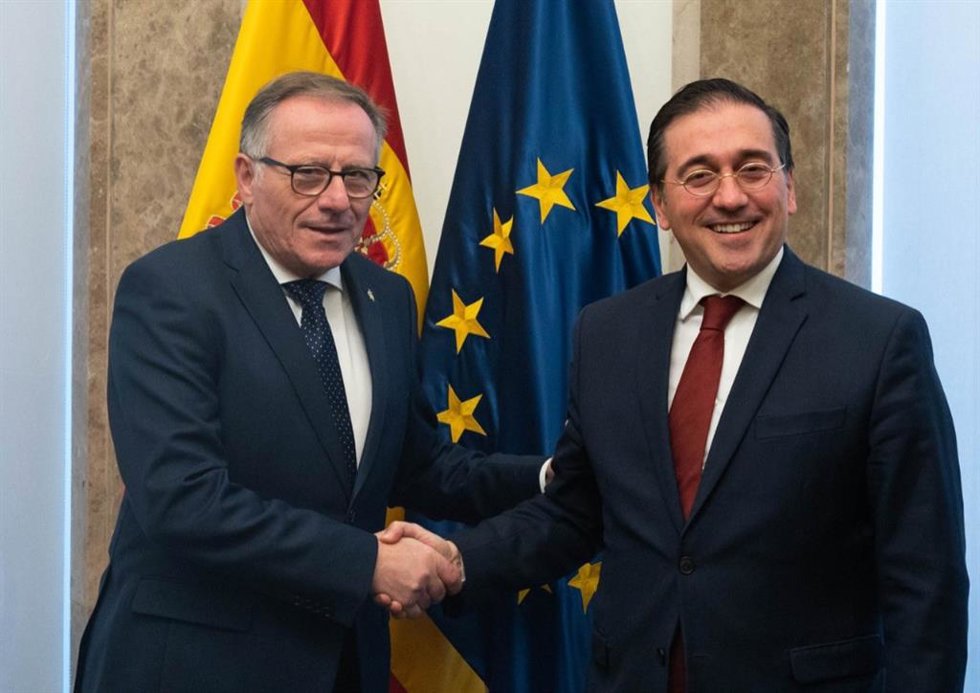 El ministro de Asuntos Exteriores, José Manuel Albares, con el presidente de Melilla, Eduardo de Castro