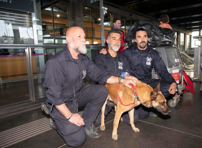 El bombero del Consorcio Provincial de Prevención y Extinción de Incendios, Antonio Caballero (centro), y sus dos compañeros desplazados a Turquía en su regreso a Córdoba.