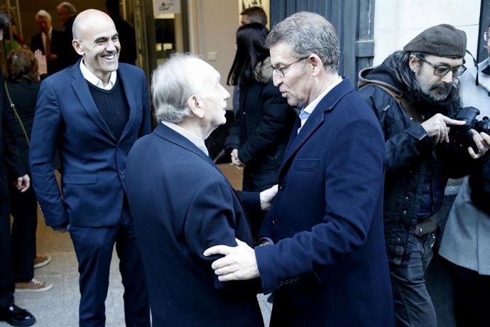 Alberto Núñez Feijóo saluda al presidente de la academia, Fernando Méndez-Leite, a su llegada a la capilla ardiente de Carlos Saura instalada en la Academia de Cine, a 13 de febrero de 2023, en Madrid (España).