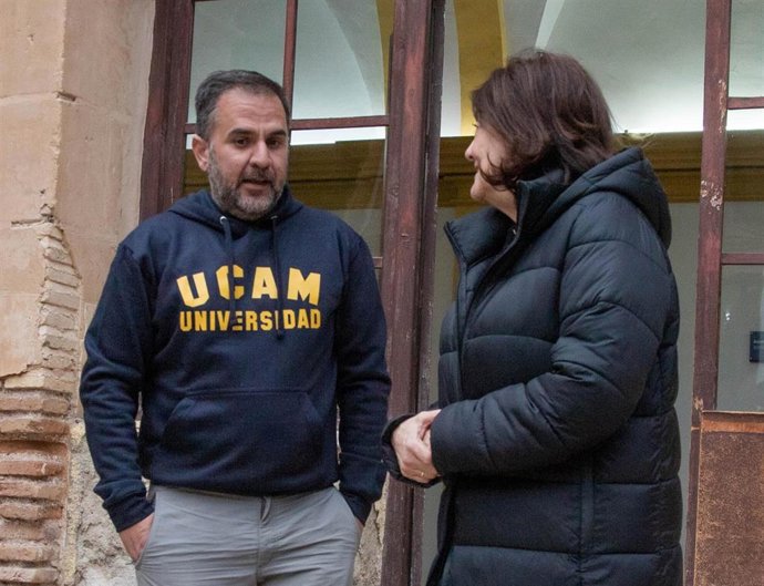 El vicedecano de la UCAM; Manuel Pardo, con la presidenta de la UCAM, esta tarde a su llegada al Campus de Los Jerónimos