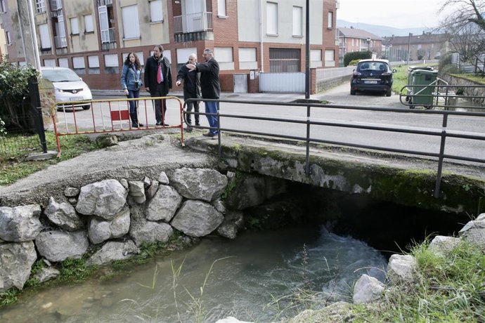 El consejero de Obras Públicas, José Luis Gochicoa, visita el municipio de Los Corrales de Buelna para abordar el proyecto para intervenir en el casco urbano y prevenir inundaciones 