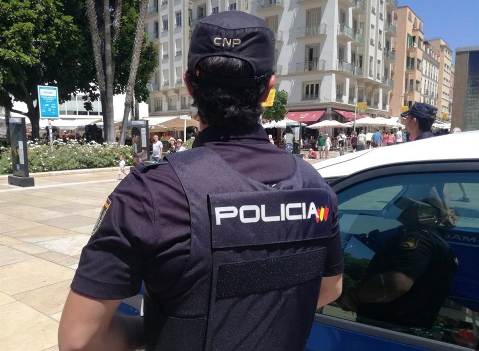 Archivo - Imagen de archivo de un agente de la Policía Nacional en Málaga