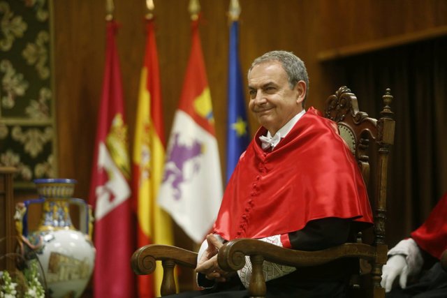 El expresidente del Gobierno de España, José Luis Rodríguez Zapatero, recibe uno de los galardones de los II Premios Alicia Izaguirre organizados por  el PSOE La Rioja (PSR), a 26 de enero de 2023