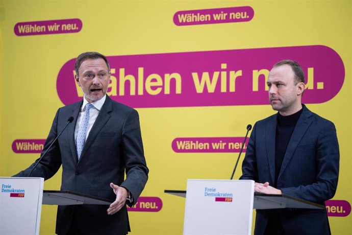 El presidente del Parido Demócrata Liberal alemán (FDP), Christian Lindner, junto a su candidato al gobierno de Berlín, Sebastian Czaja