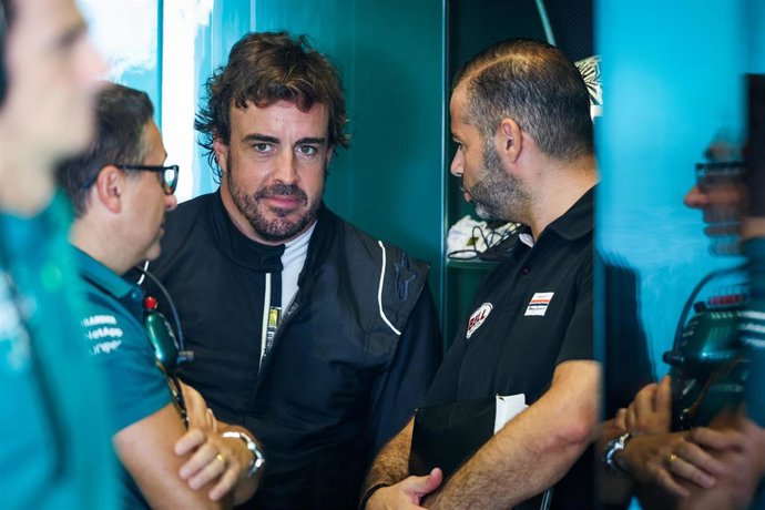 Archivo - Fernando Alonso con Aston Martin durante los test de Abu Dabi de 2022