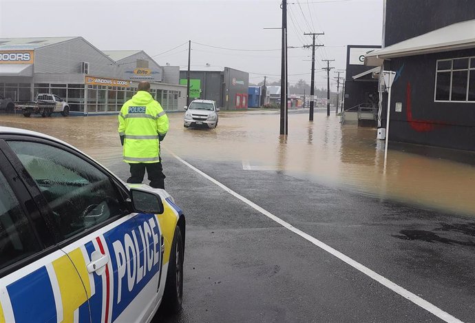 La Policía de Nueva Zelanda proporciona ayuda ante las inundaciones en la ciudad neozelandesa de Whangarei