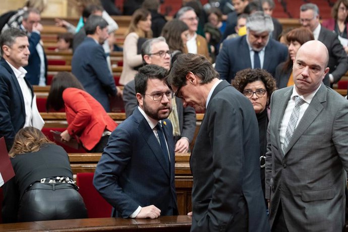 El presidente de la Generalitat, Pere Aragons (i), y el líder del PSC, Salvador Illa (d), conversan durante una sesión plenaria en el Parlament, a 26 de enero de 2023, en Madrid (España). La moción del PSC que defiende la Ronda Nord en la B-40 en el Va