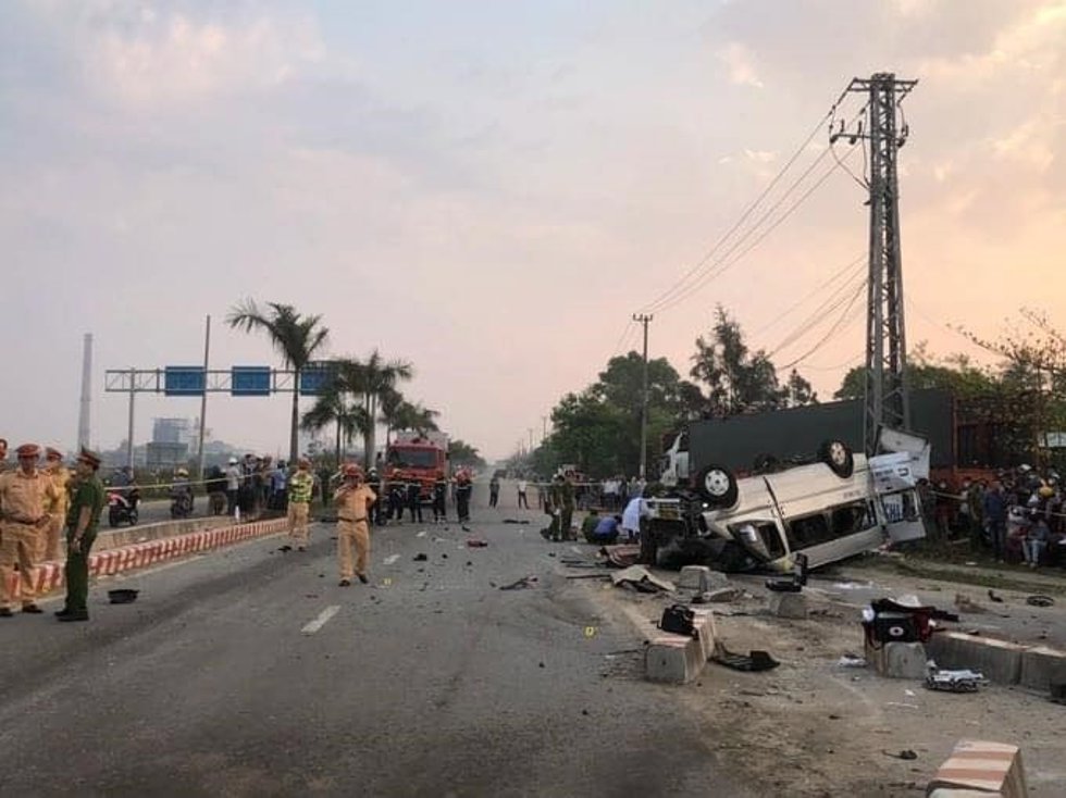 Furgoneta volcada tras colisionar con un camión