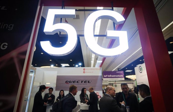 Archivo - Logo de 5G en el CES de Las Vegas.