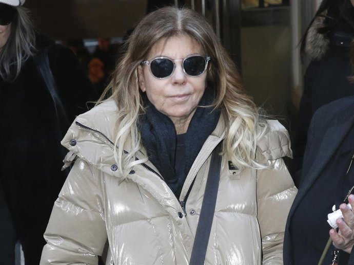 La cantante Jeanette en la capilla ardiente de Carlos Saura