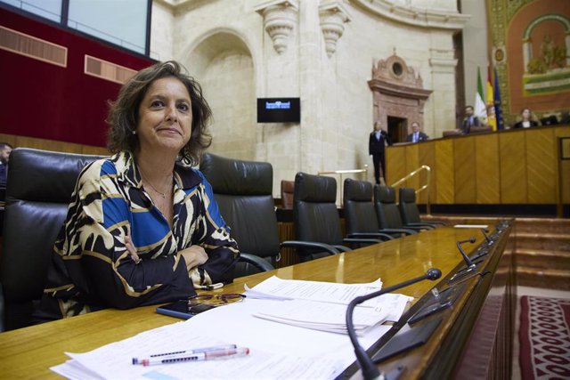 La consejera de Salud y Consumo de la Junta de Andalucía, Catalina García, durante la segunda jornada del Pleno del Parlamento andaluz en el Parlamento de Andalucía, a 9 de febrero de 2023 en Sevilla (Andalucía, España).